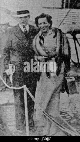 Dieses Foto zeigt Carmen Miranda und Mario Reis, zwei bekannte Persönlichkeiten, die für ihre Beiträge zur brasilianischen Musik und Unterhaltung bekannt sind und einen Moment von kultureller Bedeutung festhalten. Stockfoto