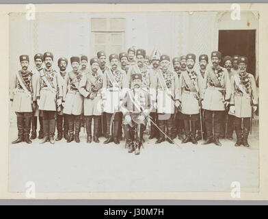 Brooklyn Museum - Gruppenportrait eines Offiziers mit seinem Regiment in einem Innenhof ein 274 Vintage-Fotografien Stockfoto