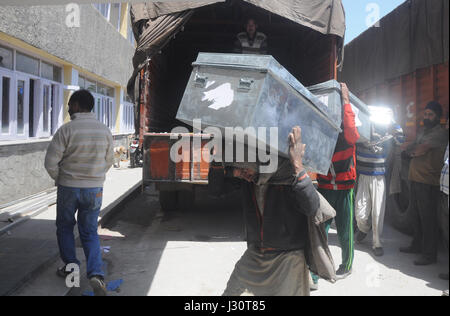 So Welt beobachtet International Labor Day, ein Kashmiri muslimischen Arbeiter entladen amtlichen Aufzeichnungen und waren aus dem Fahrzeug im zivilen Sekretariat Srinagar. (Foto: Umer Asif/Pacific Press) Stockfoto