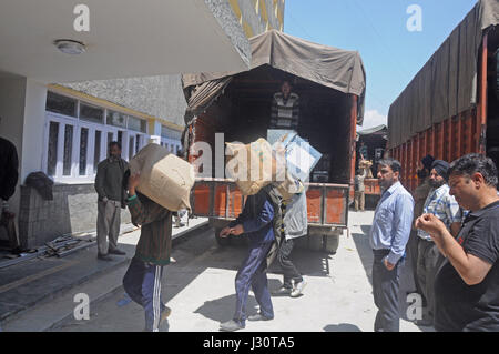 So Welt beobachtet International Labor Day, ein Kashmiri muslimischen Arbeiter entladen amtlichen Aufzeichnungen und waren aus dem Fahrzeug im zivilen Sekretariat Srinagar. (Foto: Umer Asif/Pacific Press) Stockfoto