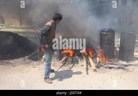 So Welt beobachtet International Labor Day, ein Kashmiri muslimischen Arbeiter entladen amtlichen Aufzeichnungen und waren aus dem Fahrzeug im zivilen Sekretariat Srinagar. (Foto: Umer Asif/Pacific Press) Stockfoto