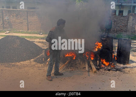 So Welt beobachtet International Labor Day, ein Kashmiri muslimischen Arbeiter entladen amtlichen Aufzeichnungen und waren aus dem Fahrzeug im zivilen Sekretariat Srinagar. (Foto: Umer Asif/Pacific Press) Stockfoto