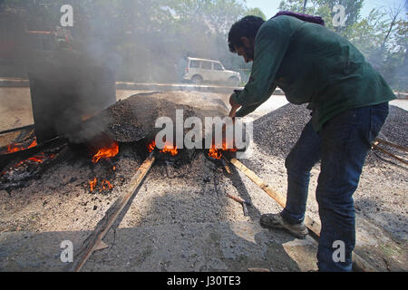 So Welt beobachtet International Labor Day, ein Kashmiri muslimischen Arbeiter entladen amtlichen Aufzeichnungen und waren aus dem Fahrzeug im zivilen Sekretariat Srinagar. (Foto: Umer Asif/Pacific Press) Stockfoto