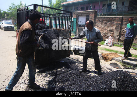 So Welt beobachtet International Labor Day, ein Kashmiri muslimischen Arbeiter entladen amtlichen Aufzeichnungen und waren aus dem Fahrzeug im zivilen Sekretariat Srinagar. (Foto: Umer Asif/Pacific Press) Stockfoto