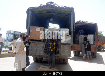 So Welt beobachtet International Labor Day, ein Kashmiri muslimischen Arbeiter entladen amtlichen Aufzeichnungen und waren aus dem Fahrzeug im zivilen Sekretariat Srinagar. (Foto: Umer Asif/Pacific Press) Stockfoto