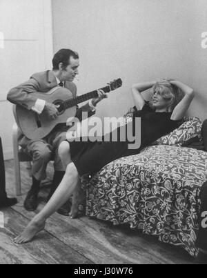 Charles Aznavour, der berühmte französisch-armenische Sänger, und Brigitte Bardot, die ikonische französische Schauspielerin, waren bedeutende Kulturfiguren im Frankreich der Mitte des 20. Jahrhunderts. Ihre Zusammenarbeit in verschiedenen Projekten hob die Schnittpunkte von Musik, Kino und französischer Kultur hervor. Stockfoto