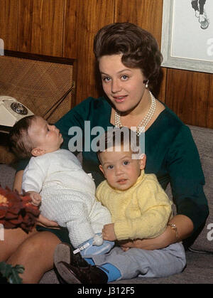 Prinzessin Muna mit Söhne 1964 Stockfoto