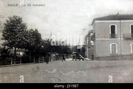 Aquila ist eine Stadt in Mittelitalien und die Via XX Settembre ist eine der Hauptstraßen. Dieser Titel bezieht sich auf die historische und architektonische Bedeutung dieses Stadtgebiets in Aquila. Stockfoto