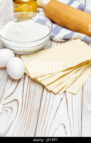 getrocknete ungekochte Lasagne Nudeln Blätter und Zutaten Stockfoto