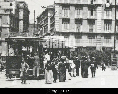 Dieses Foto zeigt einen Blick auf die Piazza Dante in Neapel, Italien. Der Platz ist eine historische Stätte, bekannt für seine kulturelle Bedeutung und die Nähe zu Sehenswürdigkeiten wie dem Teatro di San Carlo. Stockfoto