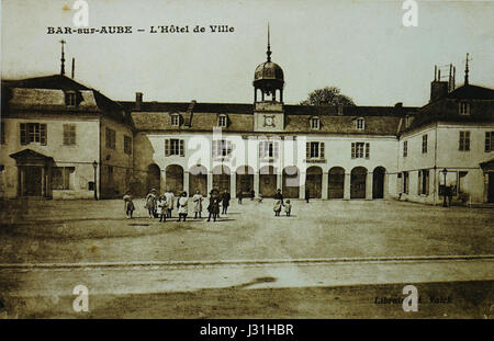 Bar-sur-Aube ist eine Gemeinde im Departement Aube im Nordosten Frankreichs. Der Titel bezieht sich wahrscheinlich auf das Rathaus (Mairie) von Bar-sur-Aube, das als Verwaltungszentrum der Region dient. Stockfoto