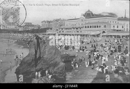 Biarritz ist eine Küstenstadt in Frankreich, berühmt für ihren großen Strand (La Grande Plage) und das berühmte Casino Municipal. Die Gegend ist bekannt für ihre lebendige Geschichte als Luxusresort und ihre Rolle als Anziehungspunkt für europäische Elite-Besucher. Stockfoto