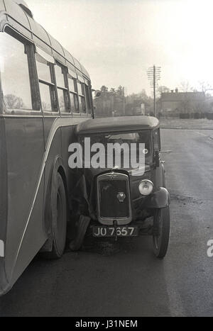 1950, ein Passagierbus Doppeldeckerbusse und ein Pre-ww2 Austin 7 Motorwagen in eine Kollision, England, UK. Stockfoto