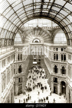 Ein Blick auf die Galleria Umberto 5 in Neapel, die ihre architektonische Schönheit und historische Bedeutung als wichtiges Wahrzeichen der Stadt zeigt. Stockfoto