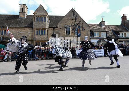 Stilton, Cambridgeshire, Großbritannien. 1. Mai 2017. Schwein-Dyke-Molly unterhalten die Massen. Kann Feiertag Käse-Rollen in Stilton, Cambridgeshire. Die Käse-Rollen-Wettbewerb ist ein Maifeiertag Feiertag Montag Tradition und Konkurrenten roll Holzblöcke entlang der Hauptstraße anstelle der Stilton Käse seinen Namen vom Dorf stattfand. Käse ins Rollen. Stilton, Cambridgeshire, Großbritannien. 01.05.2017 Kredit: Paul Marriott/Alamy Live-Nachrichten Stockfoto