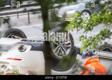 M0-Unfall, die in der Nähe von High Wycombe Bucks, UK. 1. Mai 2017. Ein BMW Auto Aufschwung auf es Dach kurz vor Kreuzung 3 der M40 (Loudwater drehen) leitete das Auto ging in Richtung Oxford Nahaufnahme von dem Hinterrad Auto Kredit: Brian Southam/Alamy Live News Stockfoto