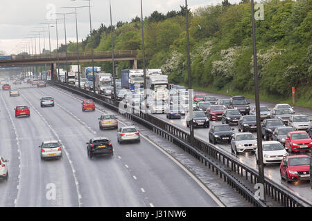 M0-Unfall, die in der Nähe von High Wycombe Bucks, UK. 1. Mai 2017. Ein BMW Auto Aufschwung auf es Dach kurz vor Kreuzung 3 der M40 (Loudwater drehen) leitete das Auto ging in Richtung Oxford des Warteschlangen Verkehrs versucht, den Unfall Credit pass: Brian Southam/Alamy Live News Stockfoto