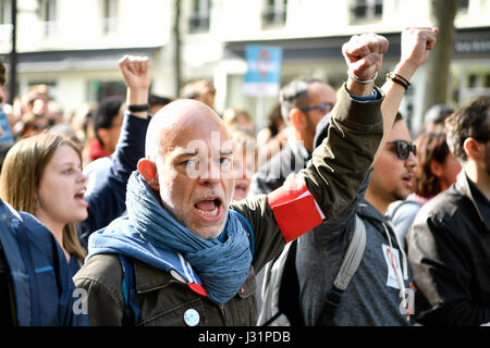 Paris, Frankreich. 1. Mai 2017. Menschen schreien Parolen während einer jährlichen Marsches für internationale Tag der Arbeit in Paris, Hauptstadt von Frankreich, am 1. Mai 2017. Bildnachweis: Chen Yichen/Xinhua/Alamy Live-Nachrichten Stockfoto