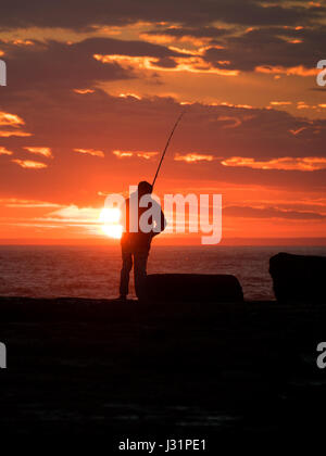 Portland, Dorset, UK. 1. Mai 2017. Fischer am Ende des Tages mit der untergehenden Sonne hinter. Kredit DTNews/Alamy Live-Nachrichten Stockfoto