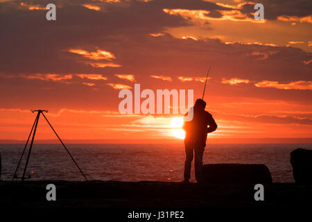 Portland, Dorset, UK. 1. Mai 2017. Fischer am Ende des Tages mit der untergehenden Sonne hinter. Kredit DTNews/Alamy Live-Nachrichten Stockfoto