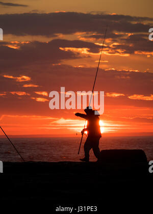 Portland, Dorset, UK. 1. Mai 2017. Fischer am Ende des Tages mit der untergehenden Sonne hinter. Kredit DTNews/Alamy Live-Nachrichten Stockfoto