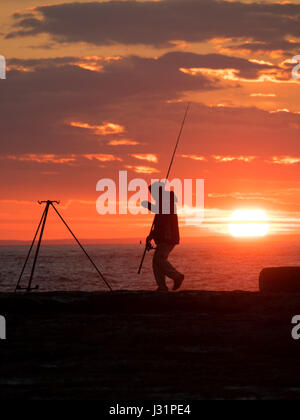 Portland, Dorset, UK. 1. Mai 2017. Fischer am Ende des Tages mit der untergehenden Sonne hinter. Kredit DTNews/Alamy Live-Nachrichten Stockfoto