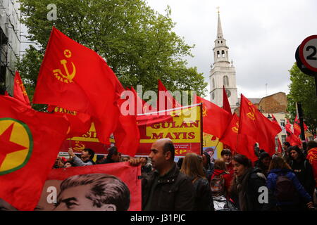 London, UK. 1. Mai 2017. Tänzer, Künstler und Arbeiter teilnehmen an der Maifeiertag Marsch in eine Vorführung von Arbeitern Solidarität. Protest gegen Ausbeutung, Arbeitsplatzunsicherheit und Marginalisierung. Bildnachweis: Penelope Barritt/Alamy Live-Nachrichten Stockfoto