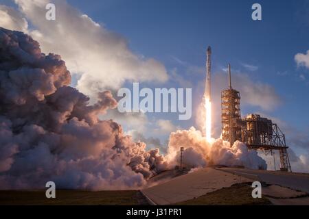 Cape Canaveral, Vereinigte Staaten von Amerika. 1. Mai 2017. Die SpaceX Falcon 9 Rakete tragen einen geheimen militärischen Satelliten erfolgreich Blasten aus vom Launch Complex 39A am Kennedy Space Center 1. Mai 2017 in Cape Canaveral, Florida. Die Mission der verzögerte SpaceX war der erste für das National Reconnaissance Office tragen eine streng geheime Spionagesatelliten. Stockfoto