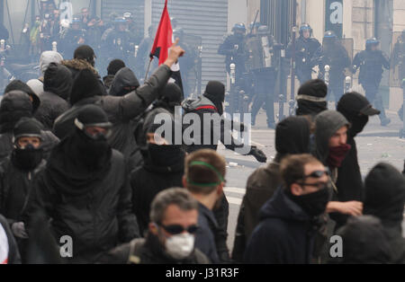 Paris, Frankreich. 1. Mai 2017. Demonstrant Gesicht französische Anti-Riot Polizei während eines Marsches für die jährliche Maifeiertag Workers Rallye in Paris am 1. Mai 2017. Bildnachweis: VWPics/Alamy Live-Nachrichten Stockfoto