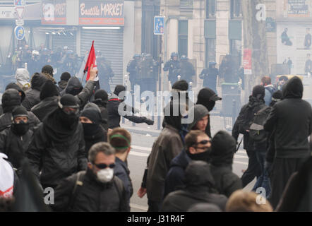 Paris, Frankreich. 1. Mai 2017. Demonstrant Gesicht französische Anti-Riot Polizei während eines Marsches für die jährliche Maifeiertag Workers Rallye in Paris am 1. Mai 2017. Bildnachweis: VWPics/Alamy Live-Nachrichten Stockfoto
