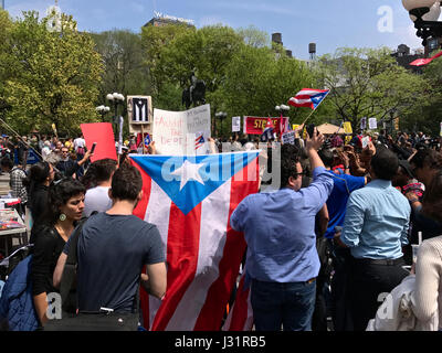 New York, USA. 1. Mai 2017. Einwanderer und Union Gruppen marschieren in Union Square zu markieren Maifeiertag und protest gegen Präsident Donald Trump Bemühungen um Deportationen zu steigern. Bildnachweis: VWPics/Alamy Live-Nachrichten Stockfoto