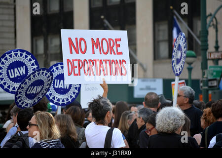 New York, USA. 1. Mai 2017. Menschen mit Schildern auf eine Maikundgebung in New York City. Bildnachweis: Christopher Penler/Alamy Live-Nachrichten Stockfoto