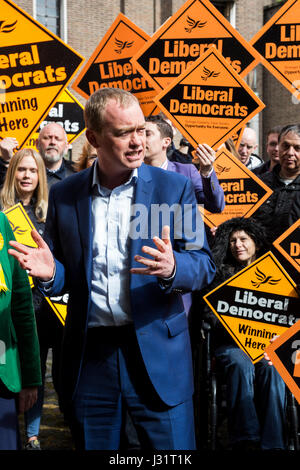 London, UK. 1. Mai 2017. Tim Farron, Führer der Liberaldemokraten ist neben North London Kandidaten für die Parlamentswahlen in Hornsey Town Hall in Crouch End Wahlkampf. Bildnachweis: Lebendige Bilder/Alamy Live-Nachrichten Stockfoto