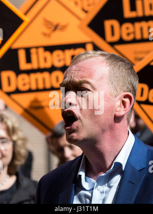 London, UK. 1. Mai 2017. Tim Farron, Führer der Liberaldemokraten ist neben North London Kandidaten für die Parlamentswahlen in Hornsey Town Hall in Crouch End Wahlkampf. Bildnachweis: Lebendige Bilder/Alamy Live-Nachrichten Stockfoto