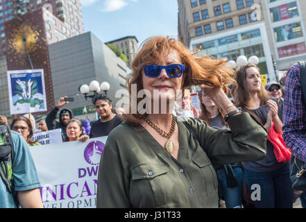 New York, NY 1. Mai 2017 - Schauspieler und politischer Aktivist Susan Sarandon in einem Maikundgebung in Union Square Park. MS Sarandon trägt eine gold Sicherheitsnadel in ihrem linken Ohr, ein Symbol für die Menschen zu Delare selbst als Verbündete Gruppen geworden, die verleumdet worden, von Trump, zu zeigen, dass sie in Solidarität mit anderen stehen, die Angst vor möglicherweise. © Stacy Walsh Rosenstock/Alamy Live News Stockfoto