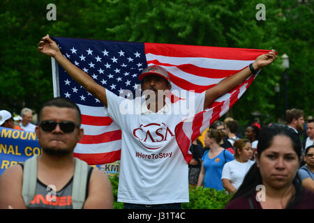 Washington, DC, USA. 1. Mai 2017. Hunderte von Gastarbeitern und Befürworter März am Montag aus Washington, DC historische Latino Nachbarschaften im Weißen Haus in Anerkennung Maifeiertag, auch bekannt als International Workers' Day, ein Feiertag gefeiert weit verbreitet auf der ganzen Welt als Anerkennung für die arbeitende Bevölkerung, wenn auch nicht in den Vereinigten Staaten. Bildnachweis: Miguel Juarez Lugo/ZUMA Draht/Alamy Live-Nachrichten Stockfoto