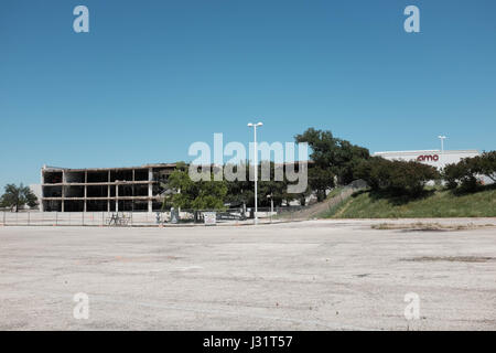 Dallas, Texas USA. 1. Mai 2017. Einmal beschäftigt Valley View Mall im Norden von Dallas ist ein Stück zu einer Zeit um Platz für eine Neuentwicklung namens "Midtown" herunterzufahren. Auf der linken Seite ist die Westwand des Einkaufszentrums ausgesetzt. Auf der rechten Seite ist das AMC-Theater eröffnet. Kredit: Keith Adamek/Alamy Live News Stockfoto