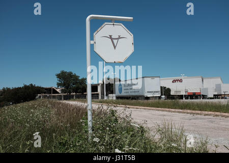 Dallas, Texas USA. 1. Mai 2017. Einmal beschäftigt Valley View Mall im Norden von Dallas ist ein Stück zu einer Zeit um Platz für eine Neuentwicklung namens "Midtown" herunterzufahren. Unkraut Linie eine bröckelnde Einfahrt. Auf der linken Seite ist die Westwand des Einkaufszentrums ausgesetzt. Auf der rechten Seite ist das AMC-Theater eröffnet. Kredit: Keith Adamek/Alamy Live News Stockfoto