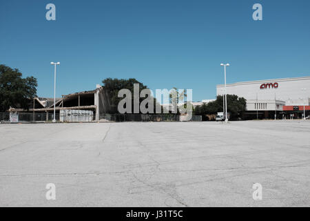 Dallas, Texas USA. 1. Mai 2017. Einmal beschäftigt Valley View Mall im Norden von Dallas ist ein Stück zu einer Zeit um Platz für eine Neuentwicklung namens "Midtown" herunterzufahren. Ein großer Parkplatz ist unbenutzt und brüchig. Auf der linken Seite ist die Westwand des Einkaufszentrums ausgesetzt. Auf der rechten Seite ist das AMC-Theater eröffnet. Kredit: Keith Adamek/Alamy Live News Stockfoto