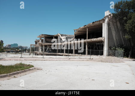 Dallas, Texas USA. 1. Mai 2017. Einmal beschäftigt Valley View Mall im Norden von Dallas ist ein Stück zu einer Zeit um Platz für eine Neuentwicklung namens "Midtown" herunterzufahren. Die Westwand der Mall ist eingezäunt, teilweise abgerissen und Links ausgesetzt. Auf der Ostseite der Mall sind die AMC Theater und Sears geöffnet. Kredit: Keith Adamek/Alamy Live News Stockfoto