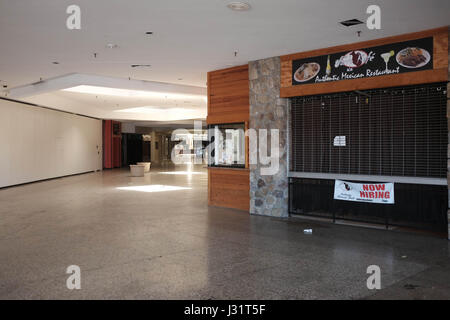 Dallas, Texas USA. 1. Mai 2017. Einmal beschäftigt Valley View Mall im Norden von Dallas ist ein Stück zu einer Zeit um Platz für eine Neuentwicklung namens "Midtown" herunterzufahren. Obwohl dieser Teil der Mall geschlossen ist, hängt ein Banner jetzt mieten ironicly. In einem anderen Teil der Mall sind die AMC Theater und Sears geöffnet. Kredit: Keith Adamek/Alamy Live News Stockfoto