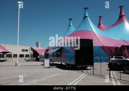 Dallas, Texas USA. 1. Mai 2017. Einmal beschäftigt Valley View Mall im Norden von Dallas ist ein Stück zu einer Zeit um Platz für eine Neuentwicklung namens "Midtown" herunterzufahren. Im Hintergrund ein Sears noch offen für Geschäfte, Aktien ihren Parkplatz mit einem Wanderzirkus. Kredit: Keith Adamek/Alamy Live News Stockfoto