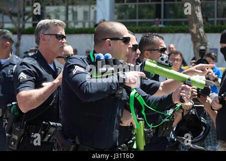 Los Angeles, USA. 1. Mai 2017. LAPD hält Pro Trunp Anhänger und Anti-Trump Fans getrennt auf der Maikundgebung in Downtown Los Angeles. Bildnachweis: Chester Brown/Alamy Live-Nachrichten Stockfoto