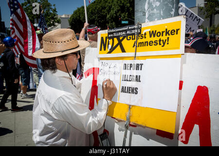 Los Angeles, USA. 1. Mai 2017. Anti-Einwanderungs-Demonstrant bei Maikundgebung in Downtown Los Angeles, Kalifornien, 1. Mai 2017. Bildnachweis: Jim Newberry/Alamy Live-Nachrichten Stockfoto