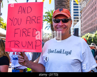 San Francisco, Kalifornien, USA. 1. Mai 2017. Tom Yankowski, ein Demonstrant am 1. Mai "Tag ohne Einwanderer" Rallye und März in San Francisco, trägt ein T-shirt zu Hause, schuf er das liest, "ich nur schauen Legal," als eine scherzhafte Bemerkung auf, was viele fühlen sind Donald Trump Anti-Einwanderungspolitik. In der anderen Hand hält er ein Protest Schild mit der Aufschrift, "und du bist gefeuert Trumpf." Tausende gingen auf die Straße in San Francisco für die May Day / International Workers Tag Protest, bei mehr als 40 Städten in den USA ähnliche Veranstaltungen. Bildnachweis: Shelly Rivoli/Alamy Live-Nachrichten Stockfoto