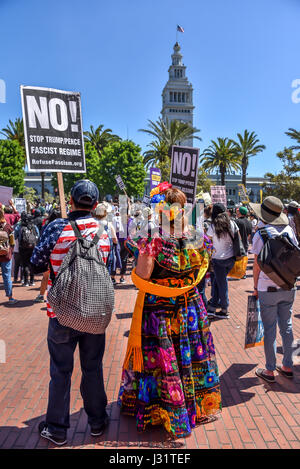 San Francisco, Kalifornien, USA. 1. Mai 2017. Demonstranten versammeln sich am Justin Herman Plaza in San Francisco für ein "Tag ohne Einwanderer" Kundgebung vor marschieren, Market Street, Civic Center Plaza. Neben einer Frau in einem bunten ethnischen Kleid mit floralen Mustern aus südlich der amerikanischen Grenze steht ein Mann in eine amerikanische Flagge inspiriert rot gekleidet, weißen und blauen Hemd. Tausende demonstrierten in San Francisco zu protestieren Trumps Einwanderungspolitik und Unterstützung für die Rechte der Einwanderer zu zeigen. Bildnachweis: Shelly Rivoli/Alamy Live-Nachrichten Stockfoto