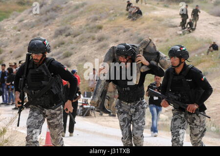 Amman, Jordanien. 1. Mai 2017. Soldaten nehmen an den "ausführen" Deathmatch am zweiten Tag des neunten jährlichen Krieger Wettbewerbs auf der King Abdullah II Special Operations Training Center in Amman, Jordanien, am 1. Mai 2017. Die Veranstaltung startete am Sonntag mit der Beteiligung der militärischen Elite, Special Forces, Bekämpfung des Terrorismus und Strafverfolger mit 32 Mannschaften aus 17 Ländern. Bildnachweis: Shen Yang/Xinhua/Alamy Live-Nachrichten Stockfoto