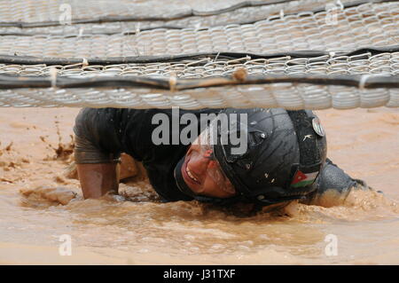 Amman, Jordanien. 1. Mai 2017. Ein Soldat beteiligt sich an der ' laufen ' Deathmatch am zweiten Tag des neunten jährlichen Krieger Wettbewerbs auf der King Abdullah II Special Operations Training Center in Amman, Jordanien, am 1. Mai 2017. Die Veranstaltung startete am Sonntag mit der Beteiligung der militärischen Elite, Special Forces, Bekämpfung des Terrorismus und Strafverfolger mit 32 Mannschaften aus 17 Ländern. Bildnachweis: Shen Yang/Xinhua/Alamy Live-Nachrichten Stockfoto