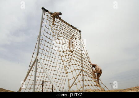 Amman, Jordanien. 1. Mai 2017. Soldaten nehmen an den "ausführen" Deathmatch am zweiten Tag des 9. jährliche Krieger Wettbewerbs auf der King Abdullah II Special Operations Training Center in Amman, Jordanien, am 1. Mai 2017. Die Veranstaltung startete am Sonntag mit der Beteiligung der militärischen Elite, Special Forces, Bekämpfung des Terrorismus und Strafverfolger mit 32 Mannschaften aus 17 Ländern. Bildnachweis: Shen Yang/Xinhua/Alamy Live-Nachrichten Stockfoto