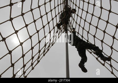 Amman, Jordanien. 1. Mai 2017. Soldaten nehmen an den "ausführen" Deathmatch am zweiten Tag des neunten jährlichen Krieger Wettbewerbs auf der King Abdullah II Special Operations Training Center in Amman, Jordanien, am 1. Mai 2017. Die Veranstaltung startete am Sonntag mit der Beteiligung der militärischen Elite, Special Forces, Bekämpfung des Terrorismus und Strafverfolger mit 32 Mannschaften aus 17 Ländern. Bildnachweis: Shen Yang/Xinhua/Alamy Live-Nachrichten Stockfoto